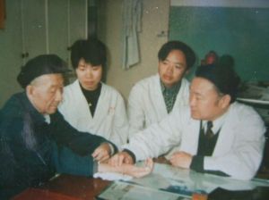   張定基主任在天津市中醫醫院帶教學生