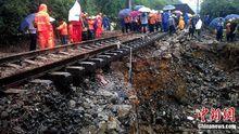 南昆鐵路因暴雨沖毀道床行車中斷