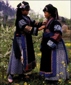 穿上參有蠟染工藝製作的服飾的布依族姑娘
