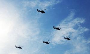 7月18日，參演直升機在進行五機編隊飛行訓練