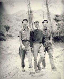 1947年夏，晉察冀畫報社三戰友在駐地阜平花溝掌散步，左：谷芬，中：趙啟賢，右：顧棣。