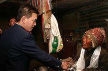 鄧波在尼呷鎮菊母村看望孤寡藏族阿媽曲機