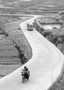 三峽庫區重慶市雲陽縣農村山區新修的農村公路