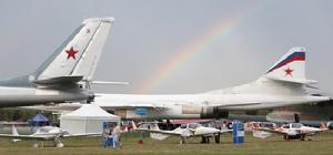 俄羅斯茹科夫斯基市舉行的國際航空航天展展地上空出現一道彩虹