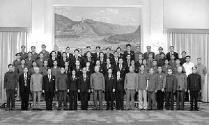1975年北京全運會（圖）陳錫聯副總理同前來參觀中華人民共和國第三屆運動會的港澳同胞合影