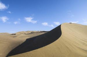 巴里坤鳴沙山