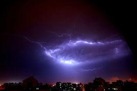 雷雨[王學彣散文]