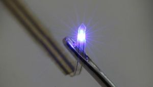 這種微型探測器用到的LED非常小，能夠輕易穿過針孔