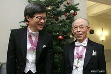 與名大時代的導師赤崎勇在瑞典頒獎儀式上