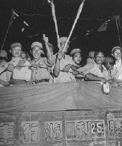 1945年9月，重慶。中國軍民歡慶抗戰勝利，日軍投降。