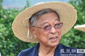 哀牢山下對話83歲褚時健。保外就醫後的褚時健在哀牢山下承包了2400畝的荒山，種起了橙子。圖為2010年6月15日，83歲的褚時健站在自家果園