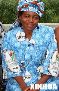 （圖）在雅溫得，一名女子身著用西非傳統蠟染布製成的服裝