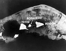 氫彈測試後，左面是伊魯吉拉伯島的彈坑