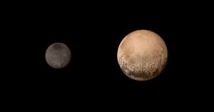 新地平線號探測器拍攝的卡戎（左）與冥王星