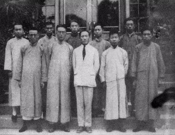 1932年清華大學物理系全體職工合影