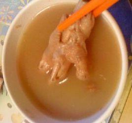 黑豆雞腳湯