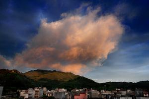 《火山雲歌送別》