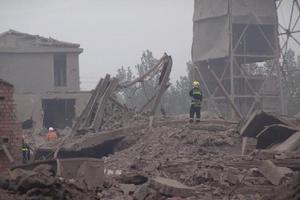 7月8日5點31分，平頂山市湛河區鳳凰嶺礦區地面建築物發生爆炸，目前已發現2人死亡，平頂山市委市政府主要領導趕赴現場，事故原因正在調查中。圖為一棟兩層小樓被炸塌幾間，消防武警在搜救。