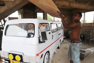 加納代希鎮一個木匠工坊師傅門薩為剛剛完成的汽車棺材封頂。