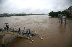 桂林暴雨，灕江水位暴漲，全面封航