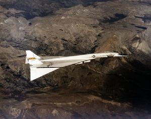 XB-70A一號 機翼端已下折呈高速飛行姿勢