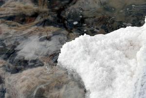 青海茶卡鹽湖滷水結晶成石鹽