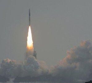 日本金星探測器“曉”號的H2A火箭發射升空