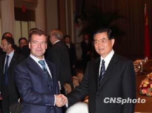 中國國家主席胡錦濤9月23日在紐約會見俄羅斯總統梅德韋傑夫。胡錦濤表示，願與梅德韋傑夫總統保持密切聯繫，經常就雙邊關係和共同關心的其他問題交換意見。兩國領導人的密切往來，將有力地推動中俄戰略協作夥伴關係進一步發展。