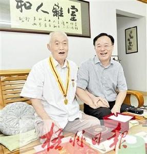 市委書記黃俊華看望慰問95歲的抗戰老兵張昕芝