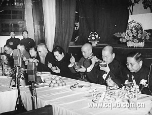 1941年2月，蔣介石（右三）和宋美齡（右四）在新生活運動中帶頭吃素。