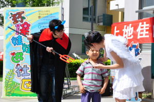 2010年舉辦“環保娃娃進社區”公益宣傳活動