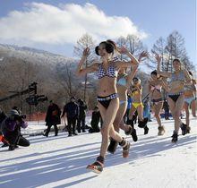 美女比基尼滑雪賽秀玉體