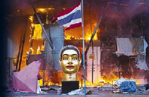 泰國地標購物商場Central World2010年5月19日被放火搶掠，商場接近倒塌