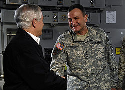 美國國防部長羅伯特·蓋茨和艾江山在阿富汗的美國軍營