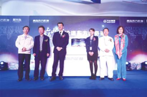 2015年，王洪年老師被邀請作為貴賓出席在青島舉辦的“巔峰——論道東方新奇蹟-星光島發展論壇”。