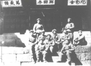 1951年3月志願軍第50軍部分軍師領導在漢城興國寺。軍長曾澤生（中排右二），軍政委徐文烈（前排右）、副軍長蔡正國（中排右三），軍司令部副參謀長李佐（中排右一），軍政治部副主任張梓楨（中排左三），第150師政委李冠元（前排左）。