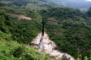  天生橋：地縫為界，左為越南、右為中國