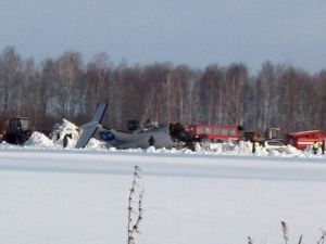 救援人員正在墜毀的ATR－72客機現場
