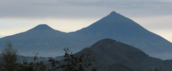 姆加新加火山（左）