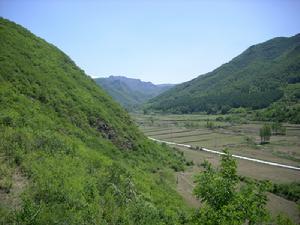 紫塞風暖千山秀，建廠溝門綠如茵。