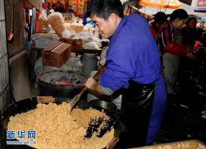 江西省靖安縣雙溪鎮居民舒平在製作爆米花糖