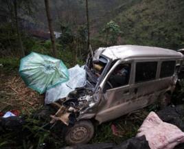 6·8會澤麵包車墜崖事故