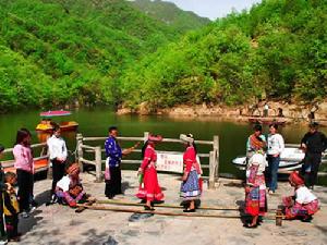 畫眉谷景區杜鵑湖風光