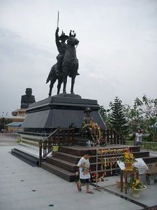泰國巴蜀府聖溪寺外供奉的鄭皇騎馬銅像