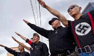 圖為蒙古新納粹組織“白色口十字”成員在蒙古國首都烏蘭巴托大街上行納粹禮