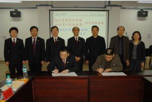 九江學院政法學院院長李長江和九江市檢察院政治部主任范海鵬簽署了校檢協作共建協定。