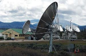 艾倫望遠鏡陣列包括42個碟形衛星天線