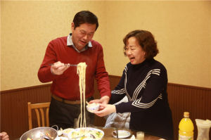 大年初三,高建成烈士遺屬魯蓓生日,王貴武千里迢迢為她過生