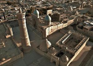 風箏相機在烏茲別克斯坦古老城市布哈拉拍攝的波利卡倫陵墓的照片