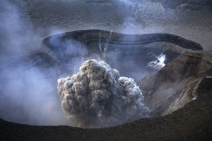 雅蘇爾火山